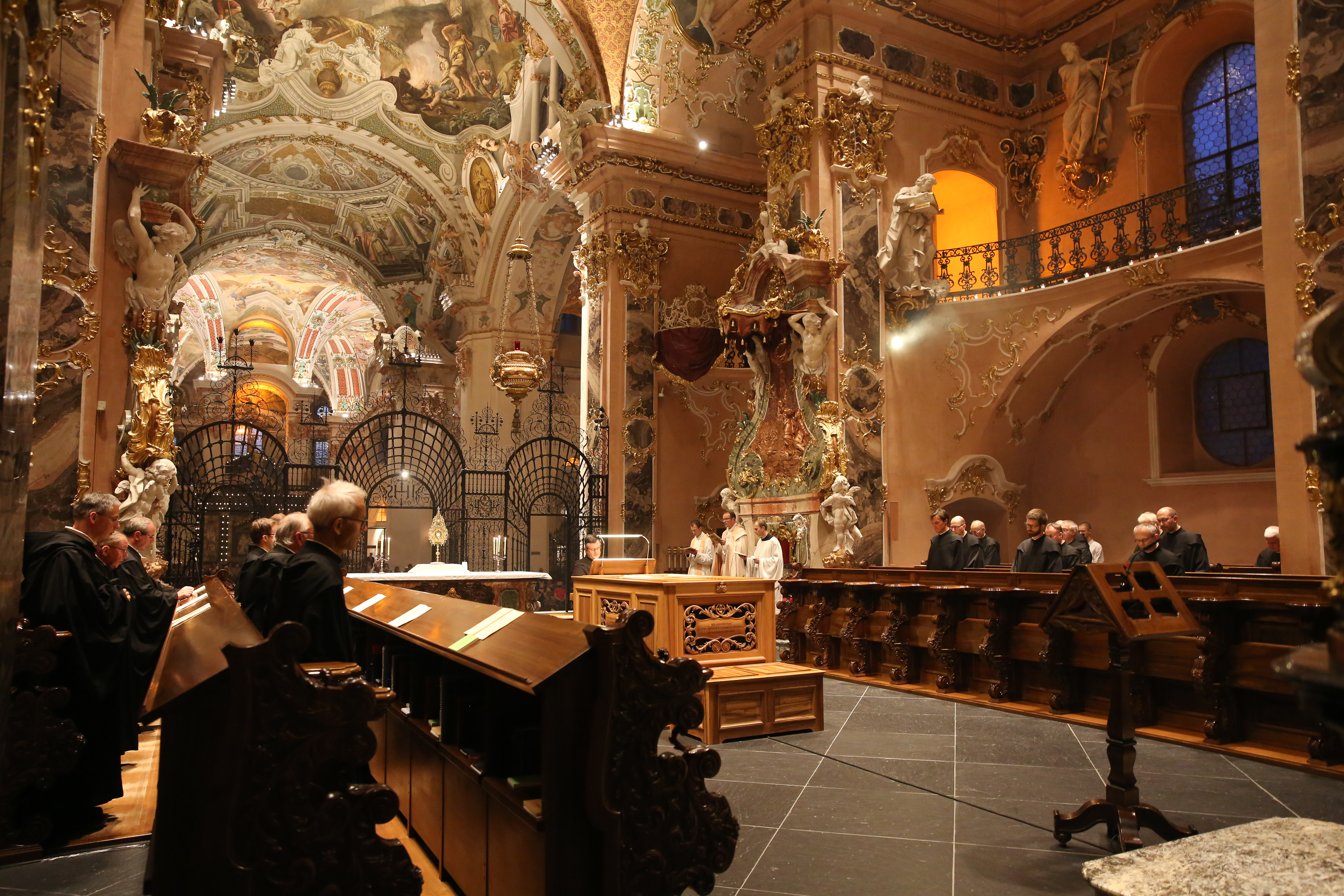 Komplet im Kloster Einsiedeln – Kerzenlicht und Nachtgebet