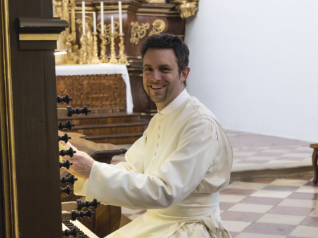 An der Orgel in der Klosterkirche Einsiedeln